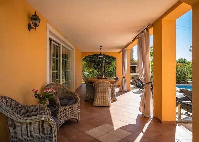 Ari 8+2 Villa Krnica